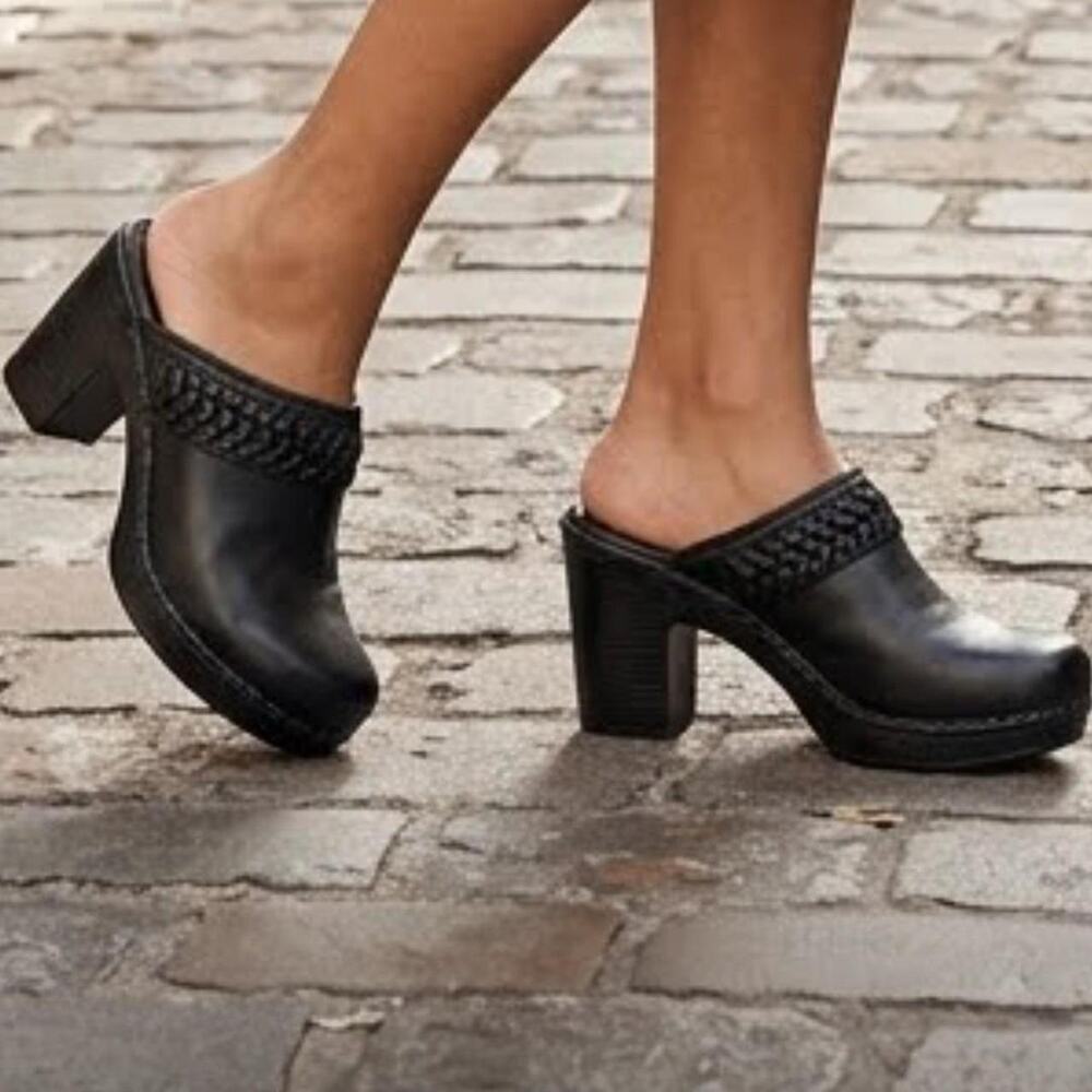 White mountain black leather clogs